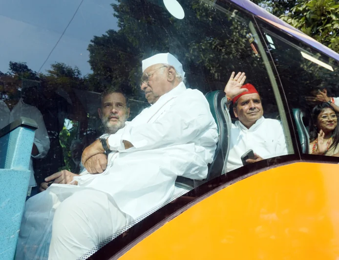 सीईसी ज्ञानेश कुमार के खिलाफ इंडिया ब्लॉक का सुप्रीम कोर्ट मार्च, राहुल-खड़गे समेत कई नेता शामिल