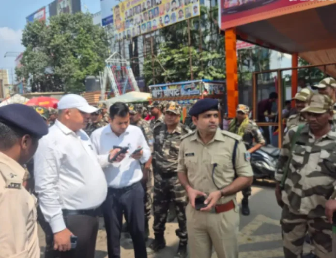 Ranchi Durga Puja 2026: दुर्गा पूजा से पहले रांची में सुरक्षा सख्त, ड्रोन से होगी निगरानी, पुलिस ने निकाला फ्लैग मार्च