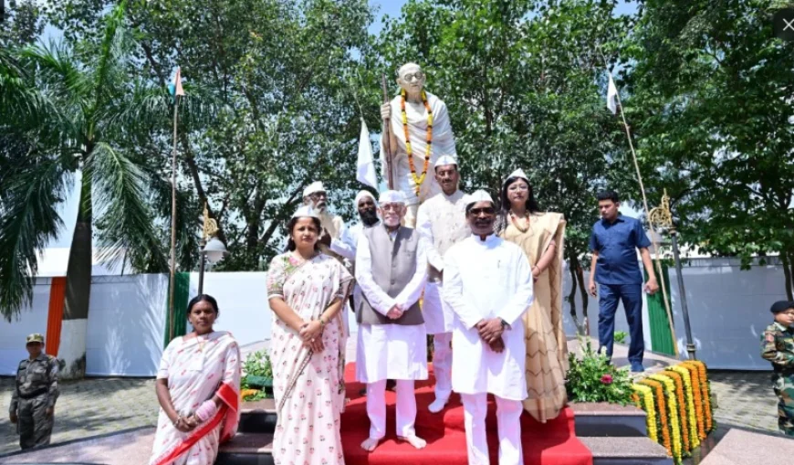 गांधी जयंती पर बापू वाटिका पहुंचे राज्यपाल और मुख्यमंत्री, महात्मा गांधी को किया नमन