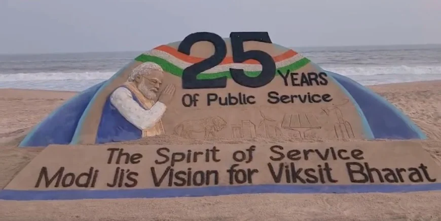 पीएम मोदी के जनसेवा के 25 साल, सैंड आर्टिस्ट सुदर्शन पटनायक ने बनाई रेत की कलाकृति